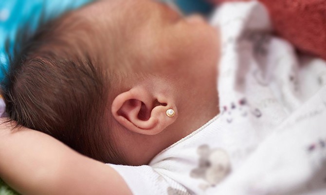 «Τόσα μωρά δεν πονάνε καθόλου!»: Μητέρα τρύπησε τα αυτιά της μόλις 2 ημερών κορούλας της και δήλωσε αυτό το πράγμα