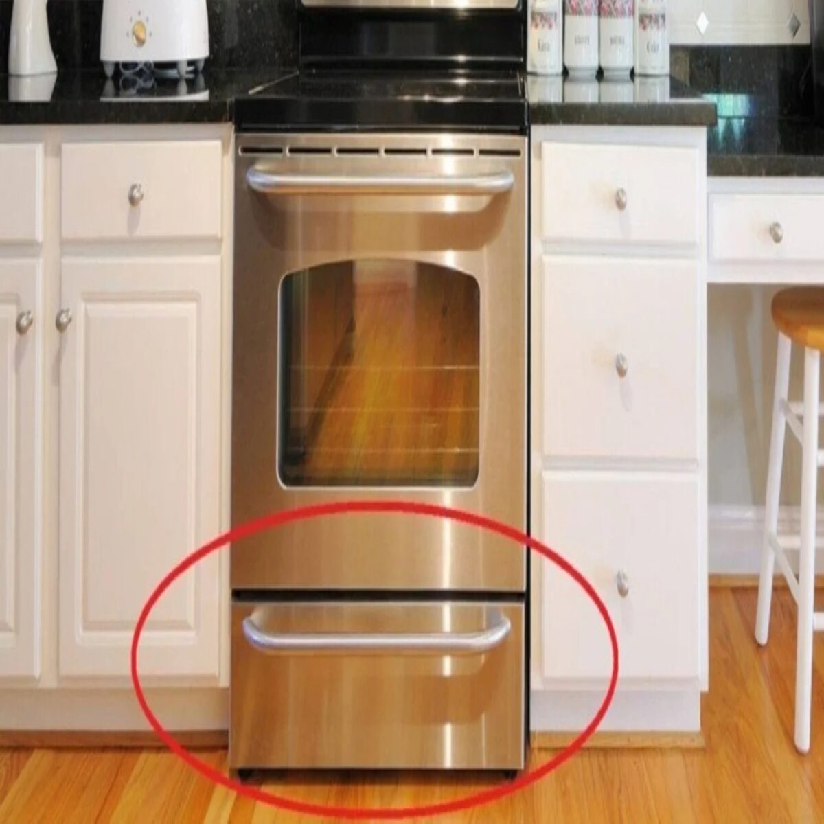 Σε τι χρησιμεύει το συρτάρι κάτω από τον φούρνο: Δεν είναι για να βάζουμε τα ταψιά