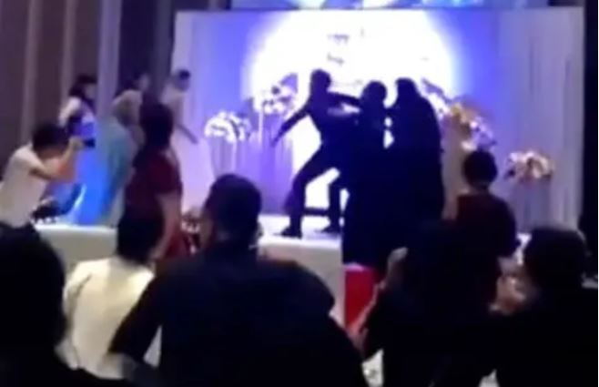 Viral βίντεο στην Κίνα: Γαμπρός έδειξε βίντεο της άπιστης νύφης με τον άντρα της αδελφής της στη γαμήλια δεξίωση