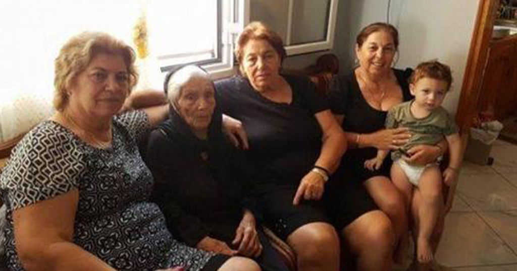 50 εγγόνια, 87 δισέγγονα, 2 τρισέγγονα και φροντίζει ηλικιωμένους στο γηροκομείο: Γιαγιά 105 ετών από την Κάλυμνο έτοιμη για το ρεκόρ Γκίνες