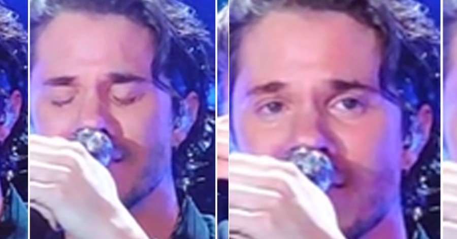 “Πως τα φέρνει η ζωή…”: Ξέσπασε σε κλάματα πάνω στη σκηνή ο Νίκος Οικονομόπουλος στη συναυλία του στην Πάτρα