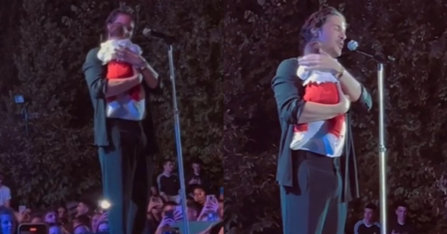 Η στιγμή στην συναυλία του Νίκου Οικονομόπουλου που προκάλεσε συγκίνηση: Τραγούδησε έχοντας στην αγκαλιά του ένα μωρό