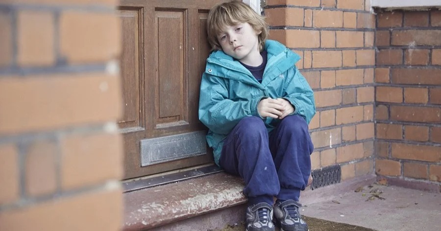 Φτωχό παιδί χτύπησε μια πόρτα για να ζητήσει φαγητό, αλλά αυτός που άνοιξε του έδωσε πολλά περισσότερα