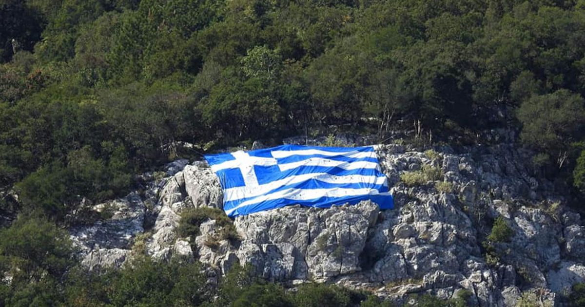 Εικόνες που συγκινούν κάθε Έλληνα: Η γιγαντιαία ελληνική σημαία που τοποθετήθηκε σε βράχο του Ταϋγέτου
