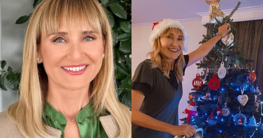 Σε γιορτινή διάθεση η Μάρα Ζαχαρέα: Ποζάρει μπροστά στο πανύψηλο χριστουγεννιάτικο δέντρο στο αρχοντικό σαλόνι της