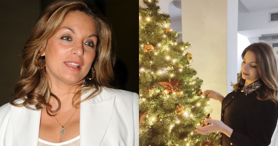 Στο πνεύμα των γιορτών η Άντζελα Γκερέκου: Ποζάρει δίπλα στο παραμυθένιο δέντρο με πιτζάμες  και χαμογελάει μελαγχολικά