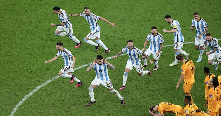 Κοντράστ συναισθημάτων σε μια φωτογραφία του Μουντιάλ 2022: Οι Αργεντινοί πανηγυρίζουν προκλητικά στα μούτρα των Ολλανδών