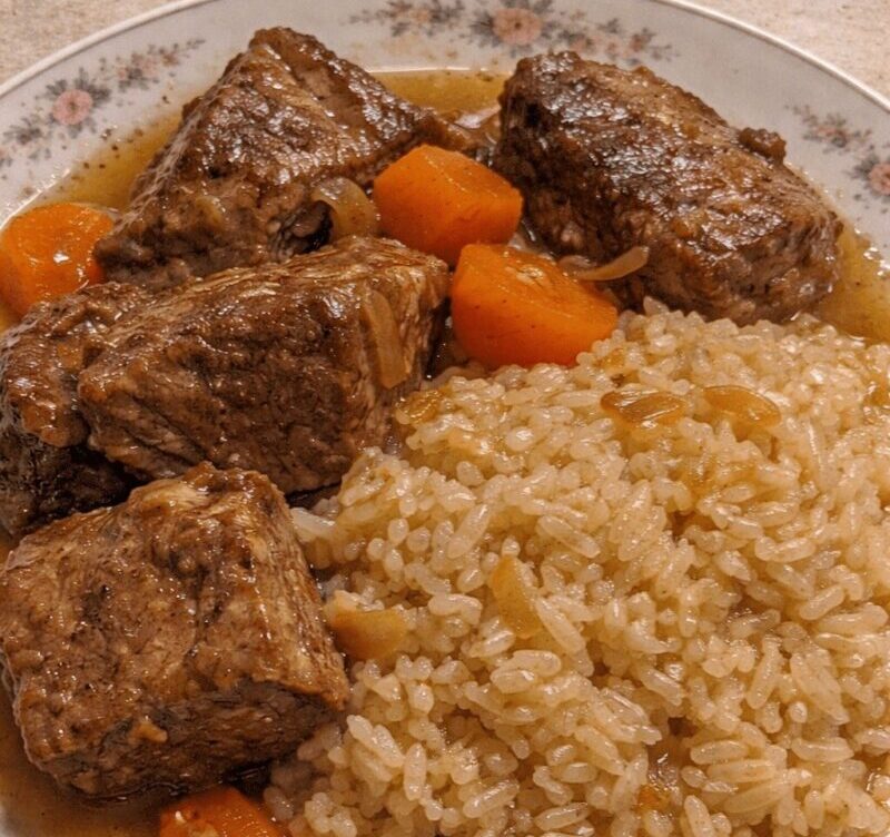 Μοσχάρι κατσαρόλας με λεμόνι και πιλάφι. Ένα πιάτο που μυρίζει οικογενειακό τραπέζι!!