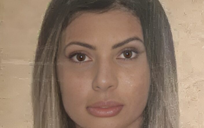 Την κράτησαν στο αεροδρόμιο γιατί από τις πολλές πλαστικές δεν την αναγνώριζαν στο διαβατήριό της