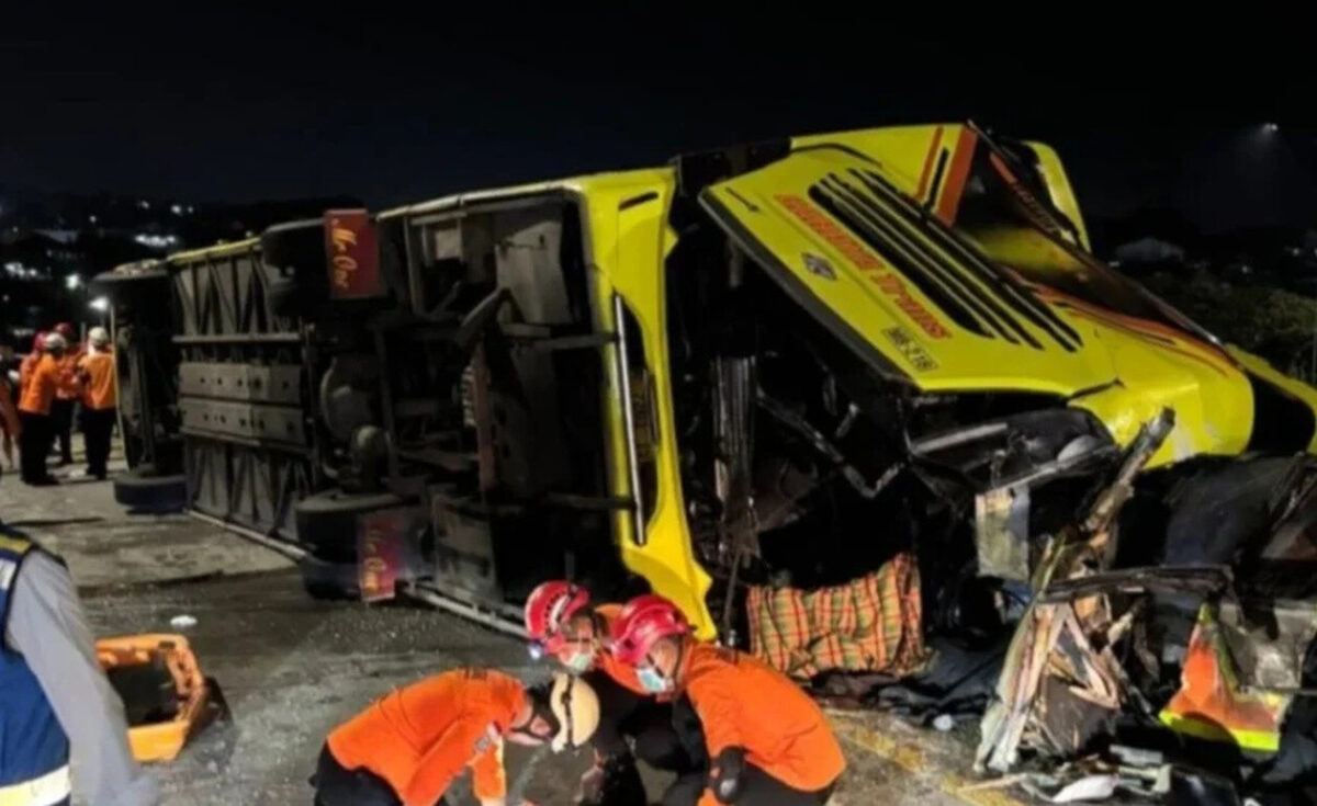 Σoκαpιστικo δuστuxnμα: 16 vεκpoi σε Tpoxαio στο οποίο Evεπλάκn λεωφορείο