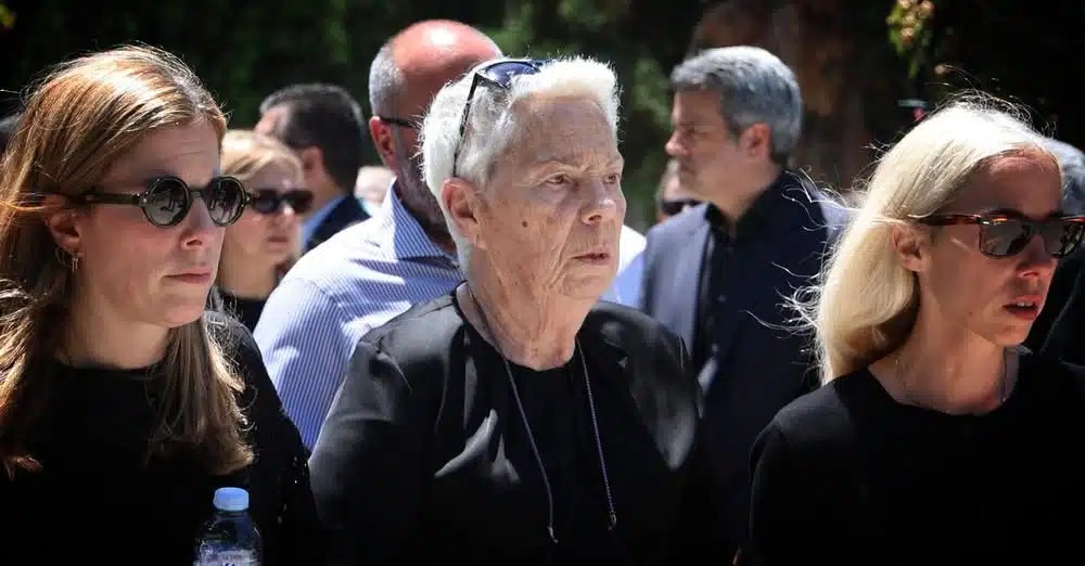 Αρνήθηκε η χήρα του Σουφλιά να δώσει το χέρι στον Μητσοτάκη