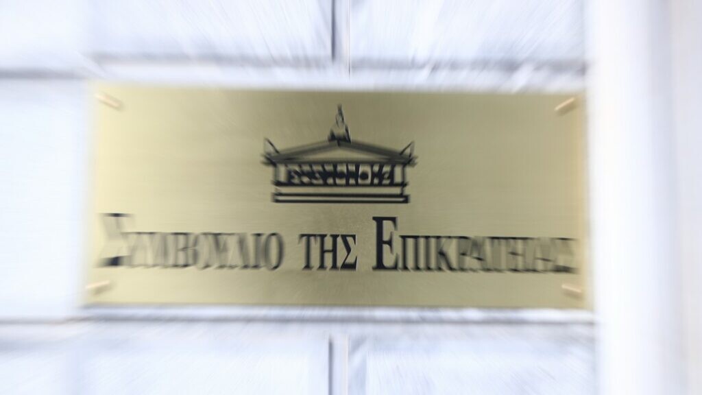 Ταφόπλακα στα δώρα: Τι προβλέπει η απόφαση του ΣτΕ που τελειώνει οριστικά τον 13ο και 14ο μισθό