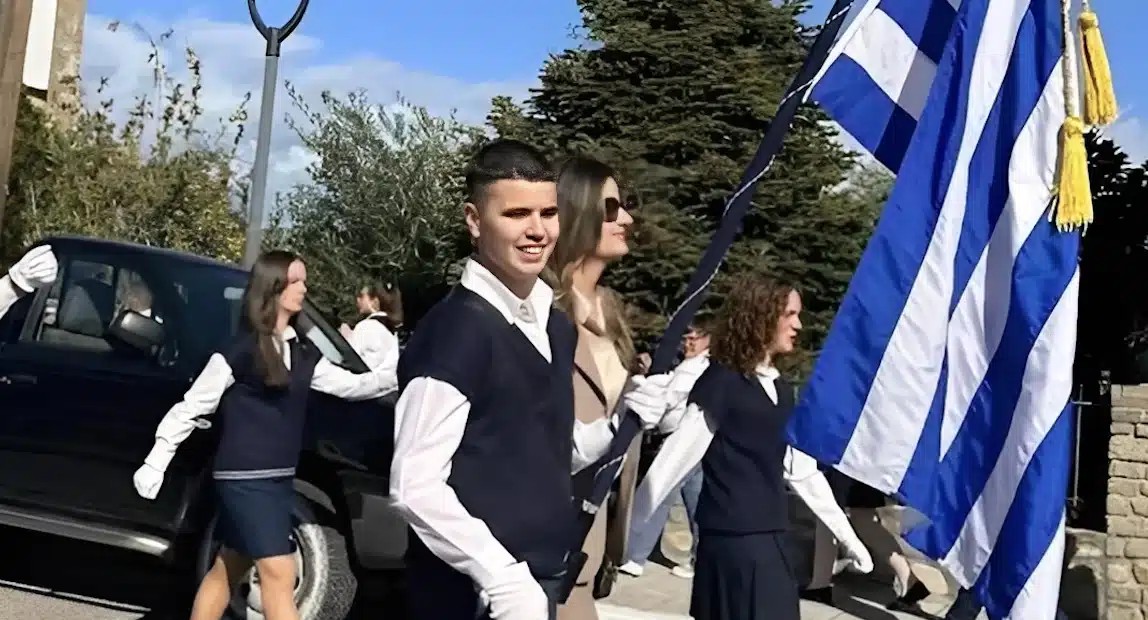 28η Οκτωβρίου: Περηφάνια στο Αγρίνιο για τον τυφλό σημαιοφόρο