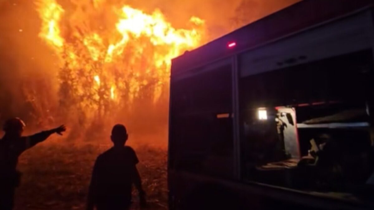 Τεράστια φωτιά μέσα στη νύχτα