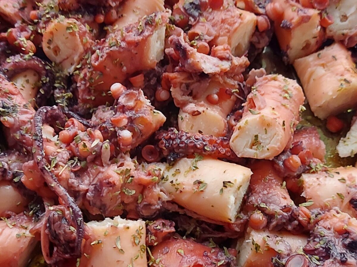 Το κόλπο των ουζερί για τέλειο χταπόδι με λαδόξυδο