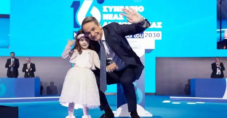 Ποια είναι η μικρή Ειρήνη που έκλεψε την παράσταση στο συνέδριο της ΝΔ