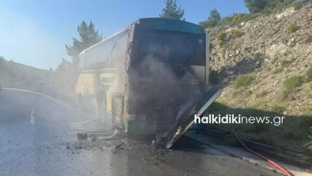 Λεωφορείο του ΚΤΕΛ τυλίχτηκε στις φλόγες