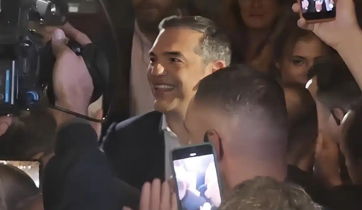 Xαμoς στην παρουσίαση του βιβλίου του Τσίπρα – Φώναζαν: «Να τος ο πρωθυπουργός!»