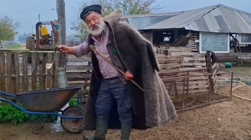 Σοκ: Εσπευσμένα στο νοσοκομείο με συμπτώματα εγκεφαλικού ο κτηνοτρόφος που αποχαιρέτησε με δάκρυα τα 450 πρόβατά