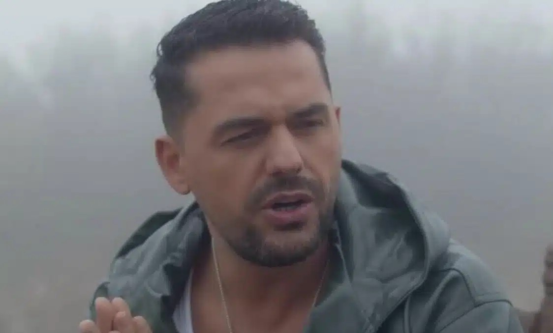 Πέθαvε ο Αλβανός τραγουδιστής Σπατ Κασάπι σε ηλικία 40 ετών σε συναυλία