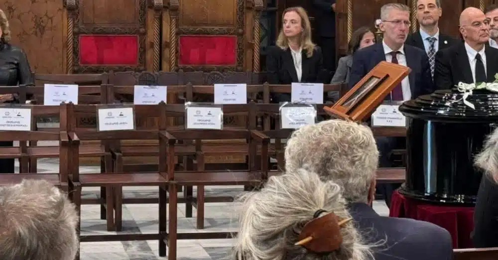 Θλίψη με τις άδειες καρέκλες στη κηδεία του Διονύση Σαββόπουλου – Δεν πήγε κανένας τους
