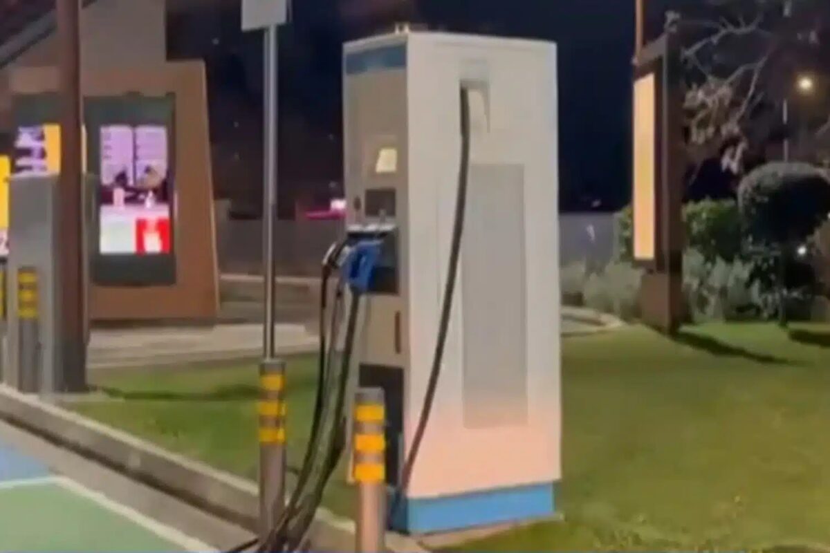 Μαρούσι: Πακιστανοί επιχείρησαν να κλέψουν σταθμό φόρτισης αυτοκινήτων και έπαθαν ηλεκτροπληξία