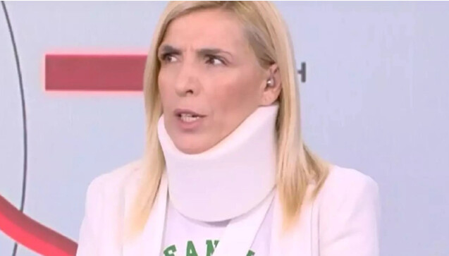 Σοκάρει η εικόνα της Ρένας Κουβελιώτη μετά την επίθεση: Βγήκε με κολάρο στο δελτίο ειδήσεων, «Έχω αιμάτωμα στον αυχένα»