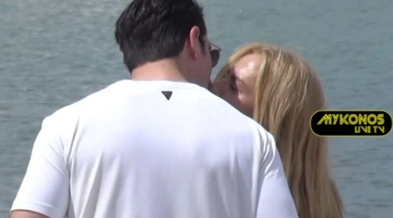 Το πρώτο τους δημόσιο φιλί αντάλλαξε στη Μύκονο το διάσημο ζευγάρι Ελλήνων ηθοποιών