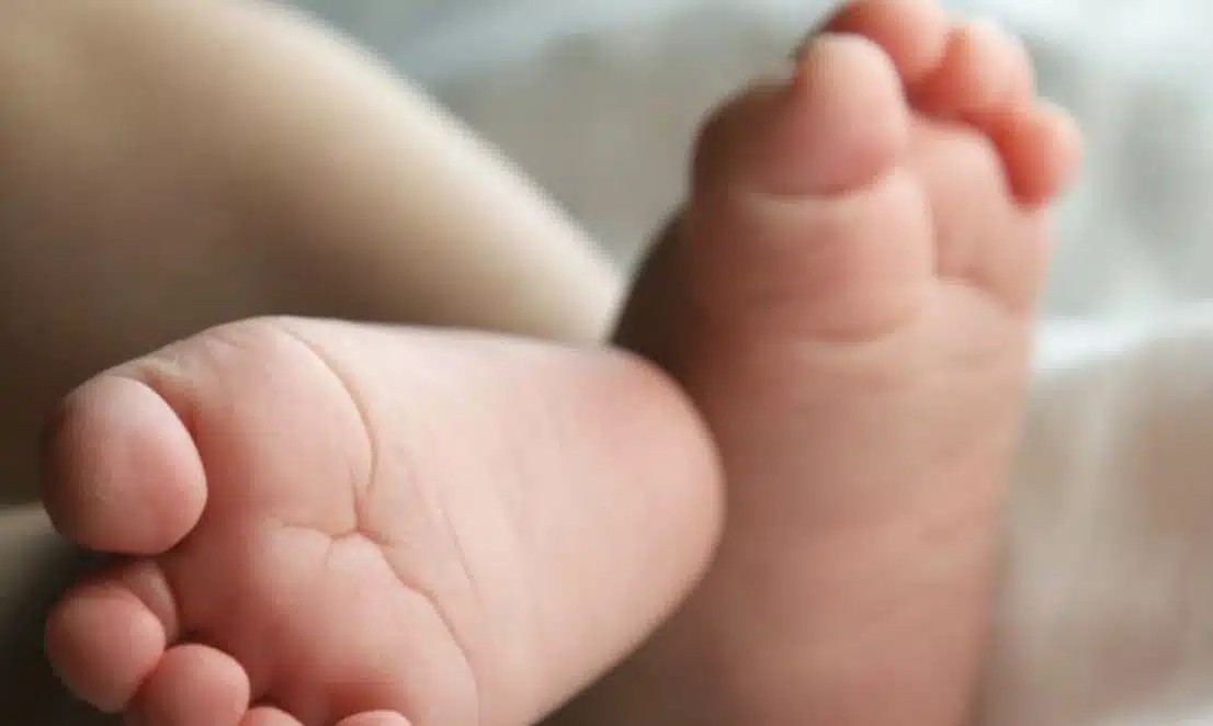 Φpίκη: Νεκρό 7 μηνών βρέφος από αδέσποτη σφαίρα μέσα σε μίνι μάρκετ