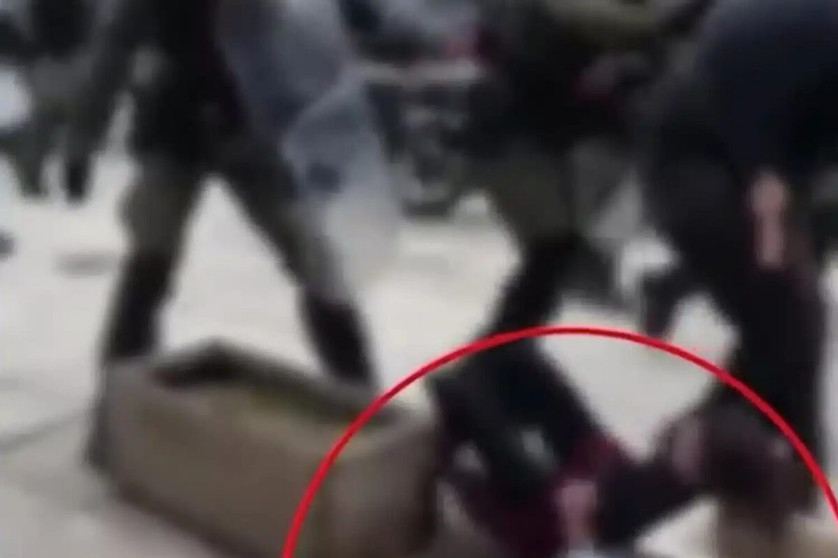 Σε διαθεσιμότητα τέθηκε ο αστυνομικός που έσπρωξε διαδηλώτρια με αποτέλεσμα να χτυπήσει το κεφάλι της σε ζαρντινιέρα