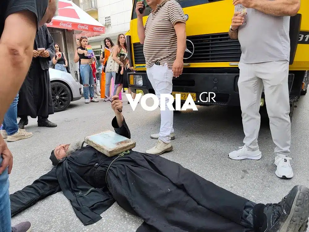 Ρασοφόρος ξάπλωσε μπροστά σε άρμα του Pride στη Θεσσαλονίκη φωνάζοντας «Μετανοείτε»