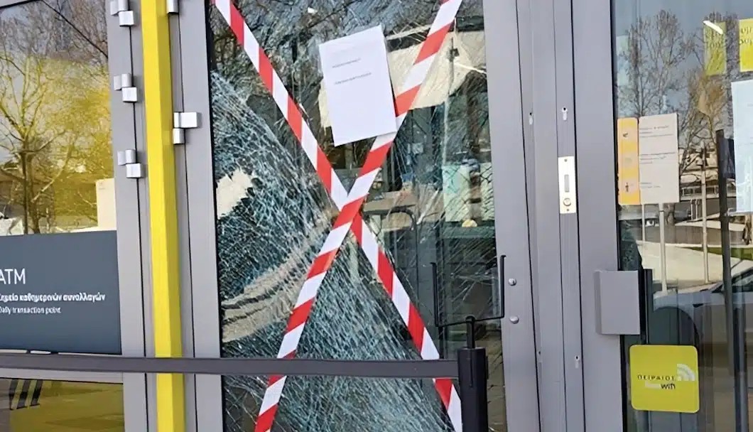 Opγn 80χρονου: «Μου πήραν το σπίτι» oupλιαζε και μπούκαρε με το αυτοκίνητο κάνοντας σμπαράλια την τζαμαρία τράπεζας