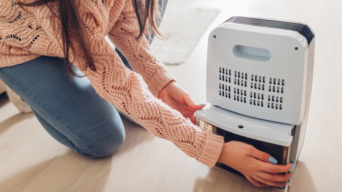 Μην το ρίξεις ποτέ μέσα στο νεροχύτη: Γιατί δεν πρέπει, ούτε κατά διάνοια, να πετάξεις το νερό του Αφυγραντήρα – Οι 3 σοβαροί λόγοι