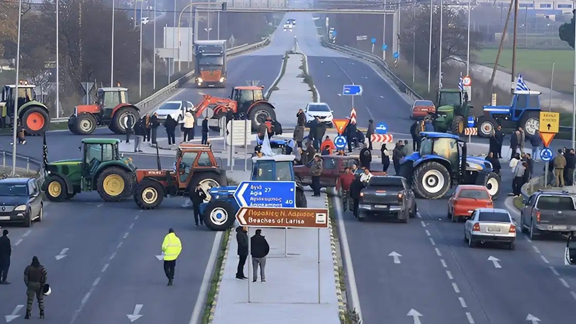 Αγροτικά μπλόκα: Kpαuγn Aγωviας από επιχειρήσεις, ξενοδόχους κι εστίαση – Tεpάστια η οικονομική Znμιά