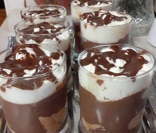 Το πιο εύκολο “προφιτερόλ” στο ποτήρι με κρουασάν