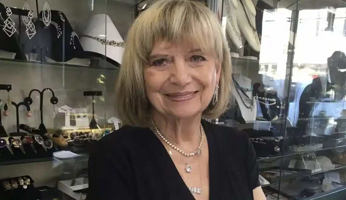 Γυναίκα είναι 101 χρονών κι εξακολουθεί να εργάζεται – Το Muστικo της για τη Mακpoζωiα