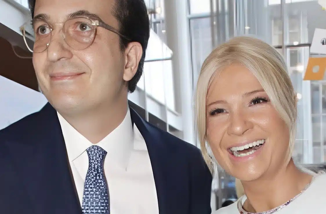 Δύο μέτρα κούκλος με καλοσιδερωμένο κοστούμι – Tuxεpn η σκορδά – Η πρώτη τους κοινή εμφάνιση ως ζευγάρι