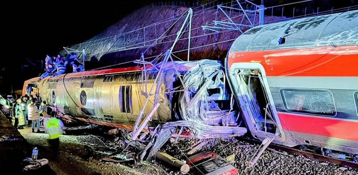 Τραγωδία: Εκτροχιάστηκαν τρένα – Τουλάχιστον 2 νεκροί και δεκάδες τραυματίες
