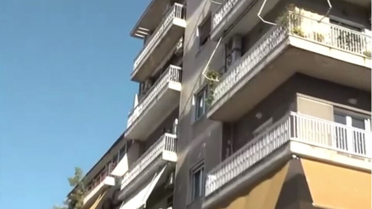 «Άκουσα κάποιον να φωνάζει σ’ αγαπάω, γιατί;»: Ανοίγουν τα στόματα στον Πειραιά για τη νεκρή 17χρονη, βγήκε στο μπαλκόνι να μιλήσει στο τηλέφωνο και…