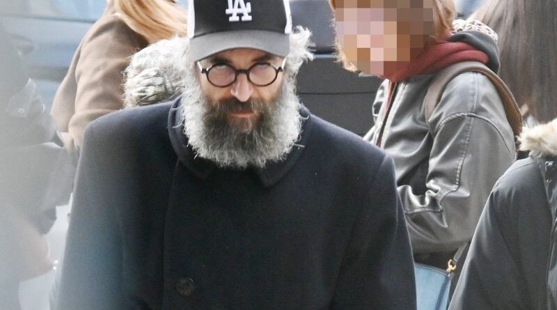 Αγαπημένος Έλληνας ηθοποιός εμφανίστηκε έτσι στο κέντρο της Αθήνας και τράβηξε τα βλέμματα