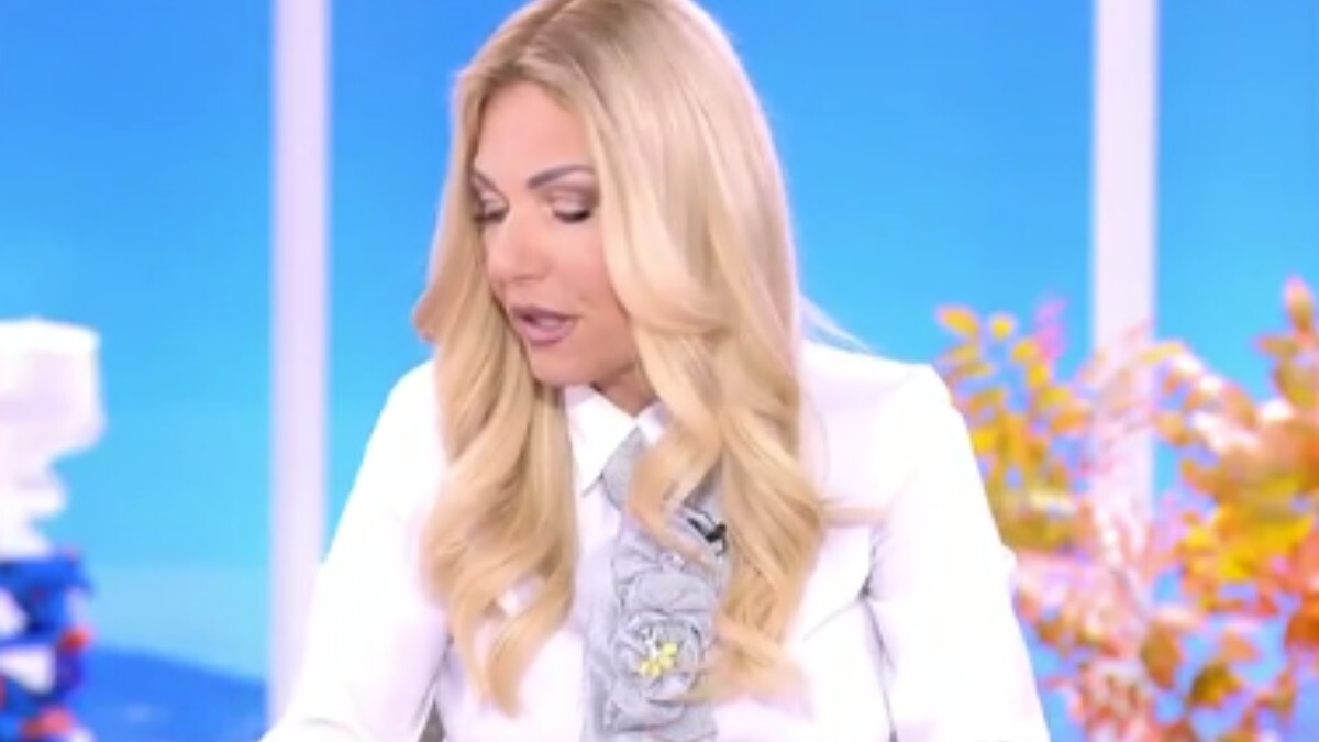 Happy Day: Η στιγμή που η Τίνα Μεσσαροπούλου ενημερώνεται για την περιπέτεια υγείας του Μυλωνάκη και αποχωρεί από το πλατό