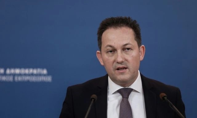 28η Οκτωβρίου: Η γκάφα του Στέλιου Πέτσα με την ελληνική σημαία που έγινε viral