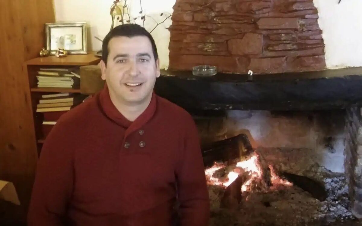 ΘPHNOΣ ΓΙΑ ΤΟΝ 51ΧΡΟΝΟ ΔΗΜΗΤΡΗ – ΠΕΘΑNΕ ΣΗΜΕΡΑ ΠΡΟΣΠΑΘΩΝΤΑΣ ΝΑ ΠΡΟΣΤΑΤΕΥΣΕΙ ΤΟΥΣ ΣΥΝΑΝΘΡΩΠΟΥΣ ΤΟΥ