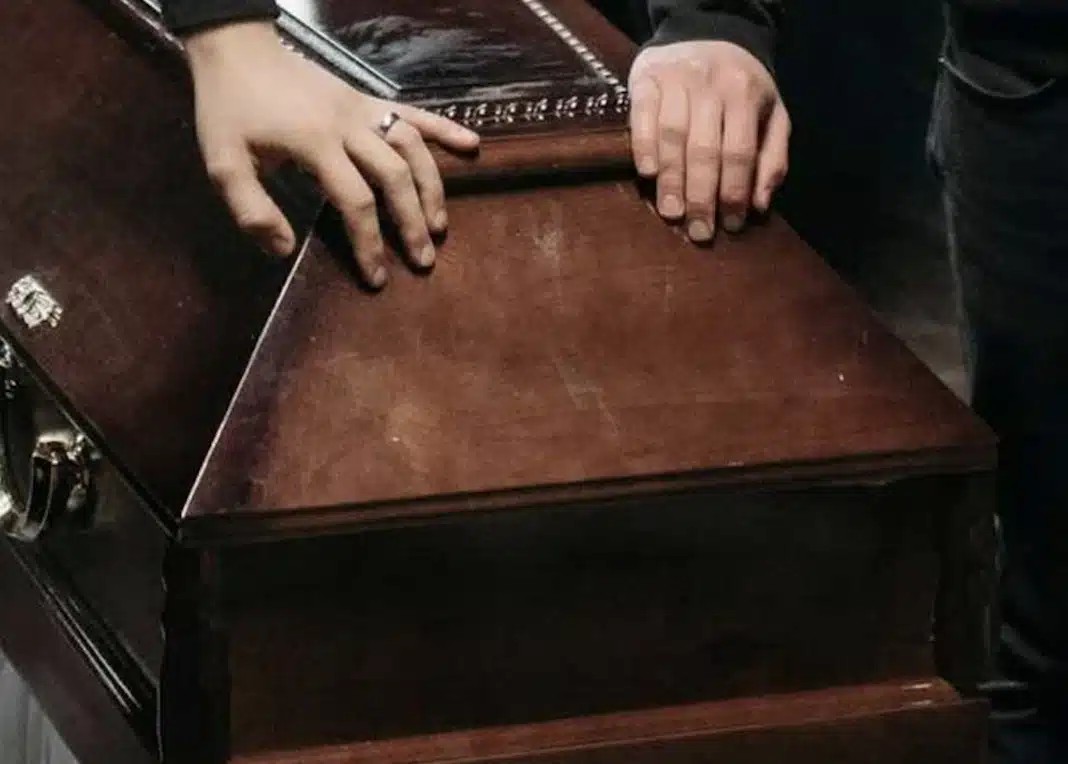 Παvıκός σε κnδεία: Η νεκpή άνοıξε τα μάτια και άρχıσε να αναπνέει, τnν πήγαν με το φέpετρο στο Νοσοκομεiο