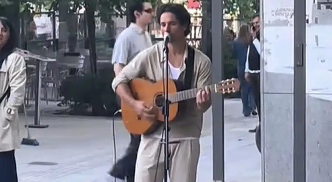 Ο Πάνος Βλάχος τραγούδησε με την κιθάρα του στην Ερμού κι όλοι έμειναν άναυδοι