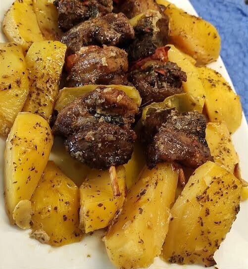 Κοντοσούβλι χοιρινό στη λαδόκολλα με πατάτες – Η εύκολη συνταγή