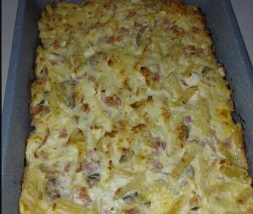 Η πιο νόστιμη μακαρονόπιτα φούρνου – Με μπέικον, τυριά και τραγανή κρούστα!