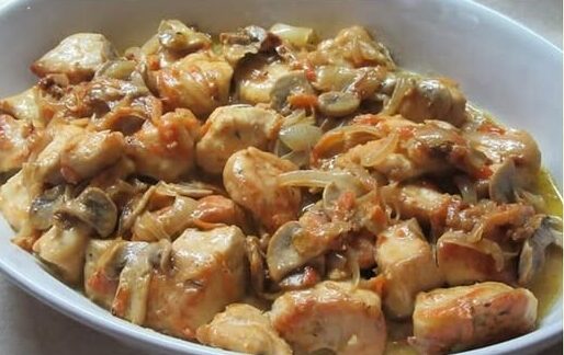 Κοτόπουλο με μανιτάρια, κρασί και κρέμα γάλακτος – Εύκολη συνταγή