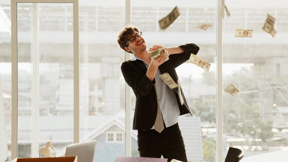 4 ζώδια που είναι πιθανό να γίνουν Eκατoμμupιouxoι μέχρι το 2030