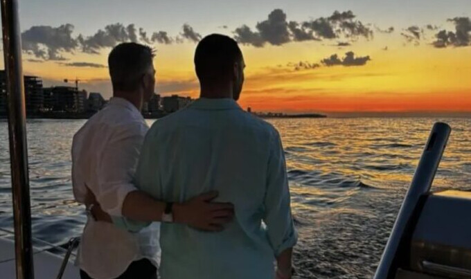 Ανακοίνωσε ότι είναι γκέι και σόκαρε τους πάντες – Η φωτογραφία με τον σύντροφό του